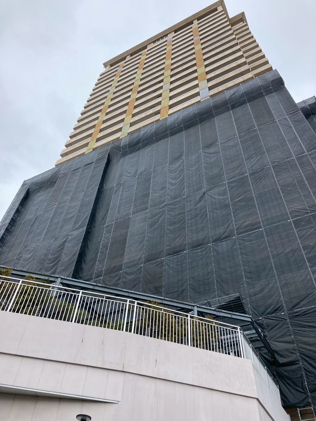 愛知県名古屋市の大規模複合型マンションの足場施工